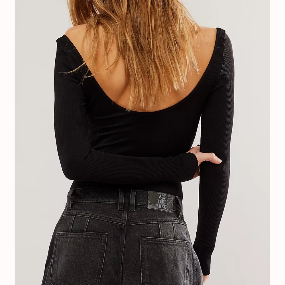 Free people curvy Venus barrel jeans ! Color darkness falls.